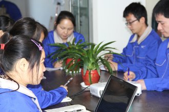組織生產人員進行包裝知